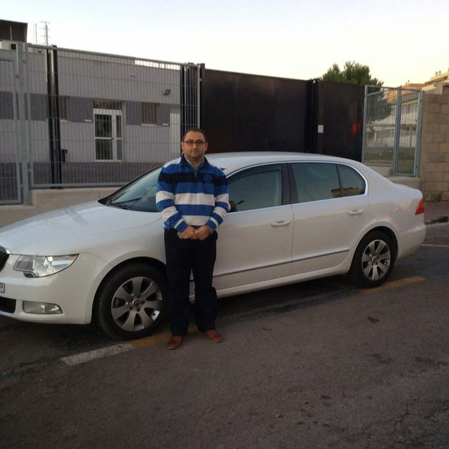 Berlina blanca con chofer