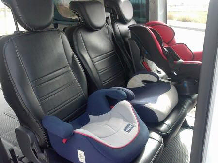 Taxi con sillas para niños